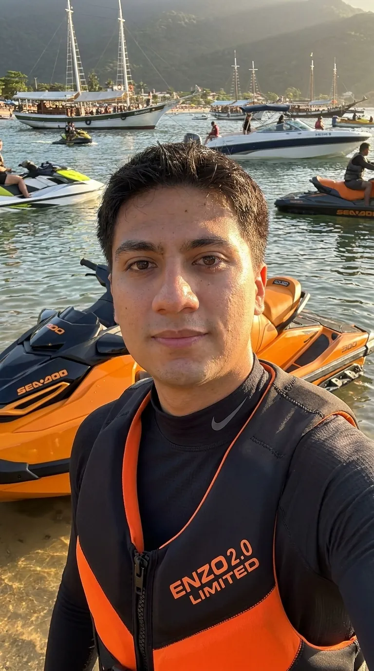 Misma persona con traje de neopreno junto a motos acuáticas en el mar